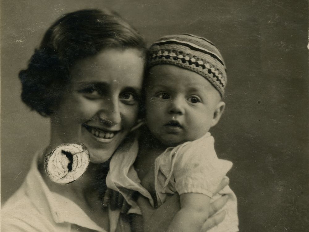 Elisheva Kantsedikas with son, 1942